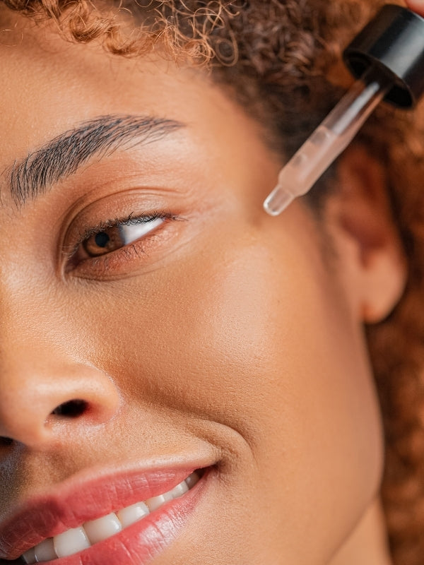 Sérum Booster Hydratant utilisé par une femme sur sa joue